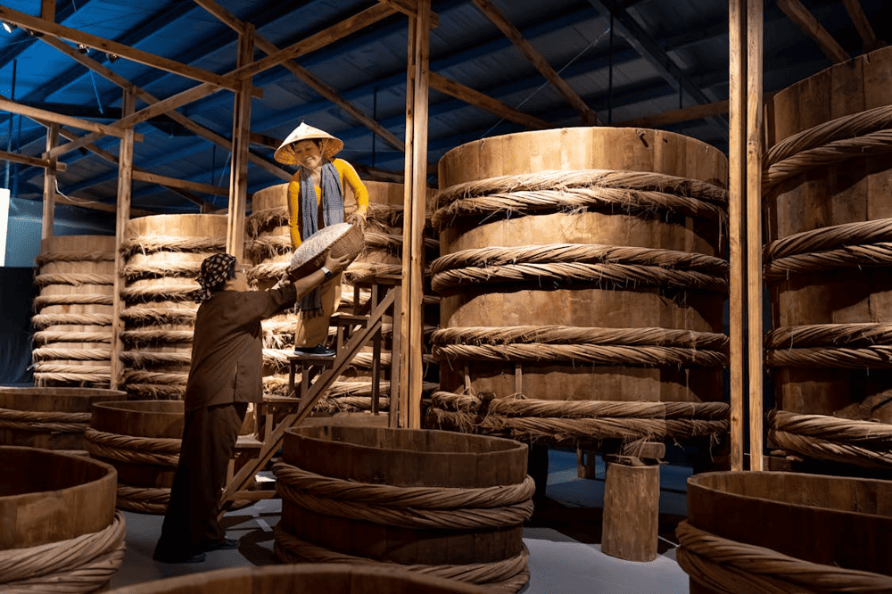 Many local brands use fresh ingredients to produce fish sauce right at their factories, which you can visit to learn about the traditional making process (Source: Pexels)